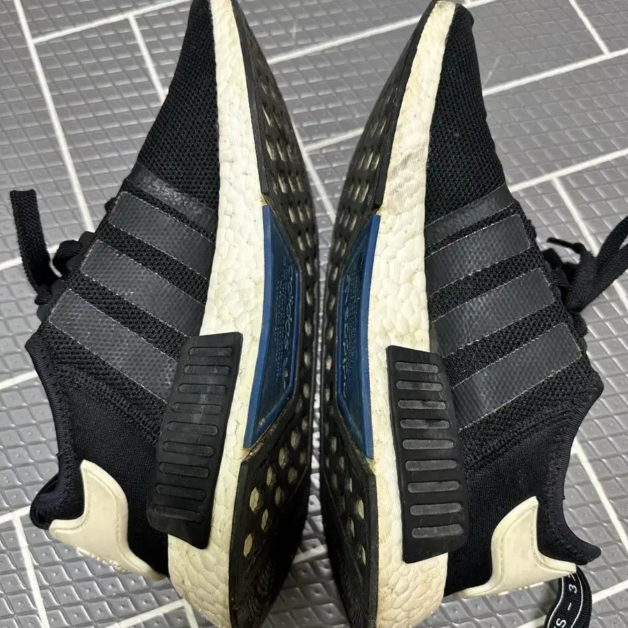 아디다스 NMD R1 코어 블랙 메쉬 도쿄 265