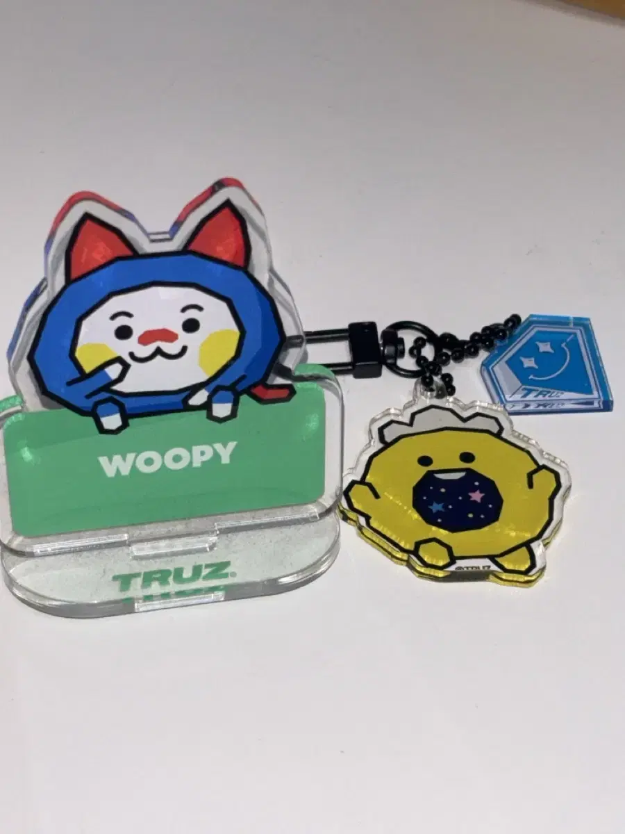 Truz upi acrylic stand, podong acrylic keyring wts