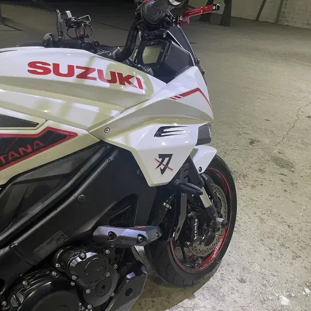 스즈키 카타나 gsxs1000s 흰색랩핑