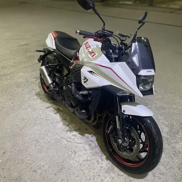 스즈키 카타나 gsxs1000s 흰색랩핑