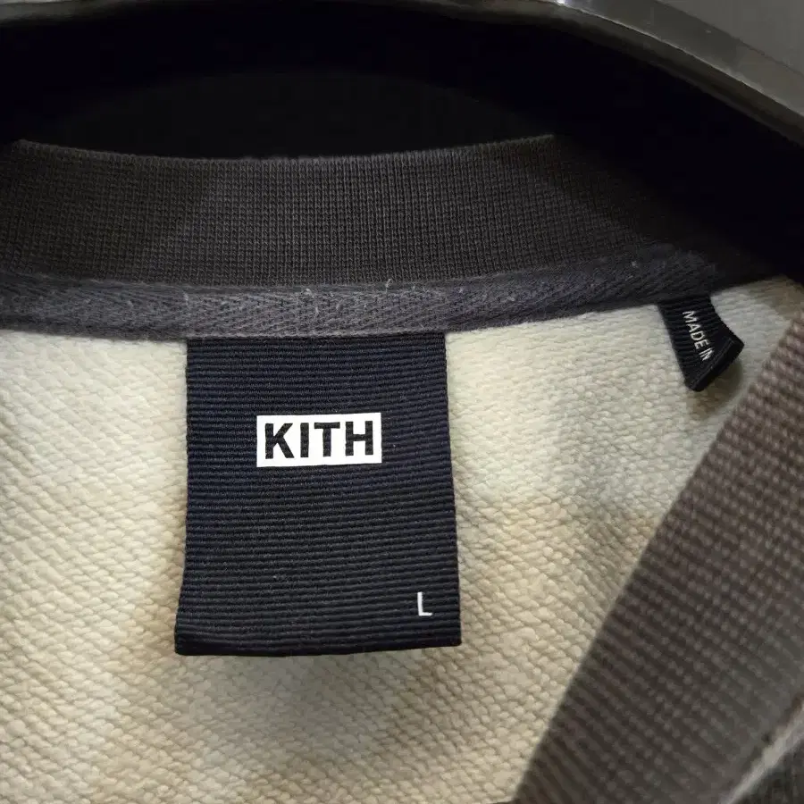 kith 페이슬리 라운드티