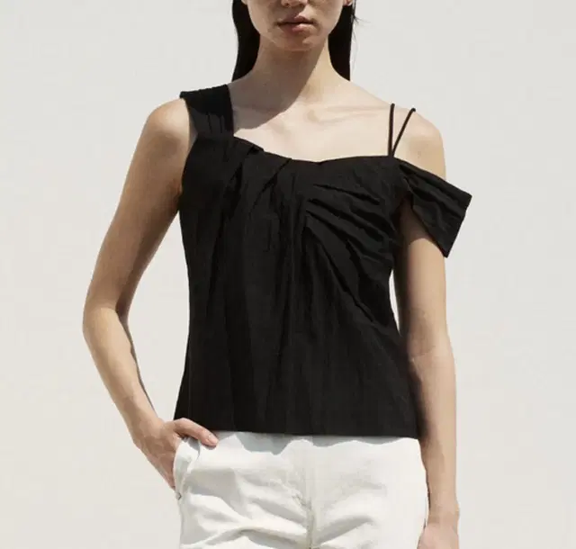 [RE RHEE] 르히 ASYMMETRIC SHOULDER BLOUSE