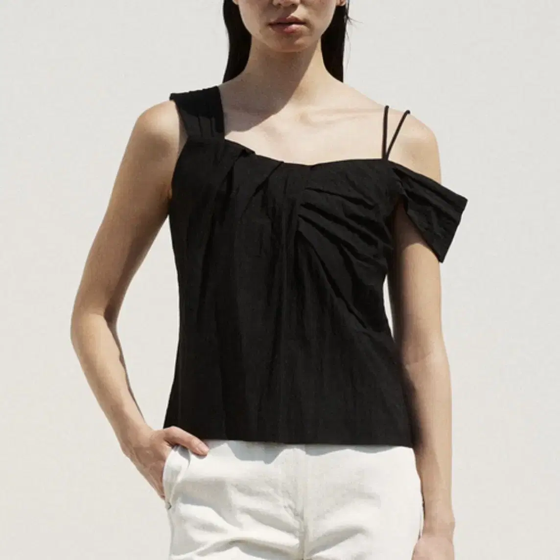 [RE RHEE] 르히 ASYMMETRIC SHOULDER BLOUSE