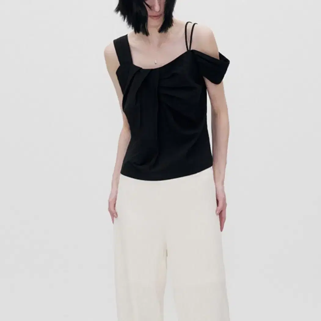 [RE RHEE] 르히 ASYMMETRIC SHOULDER BLOUSE