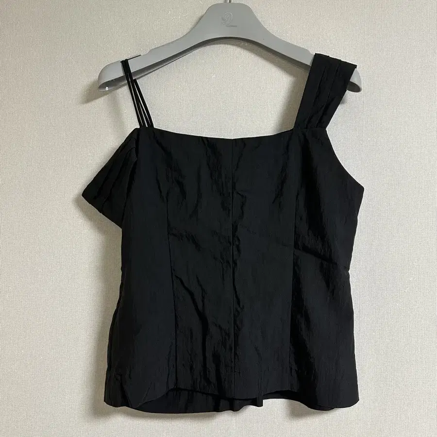 [RE RHEE] 르히 ASYMMETRIC SHOULDER BLOUSE