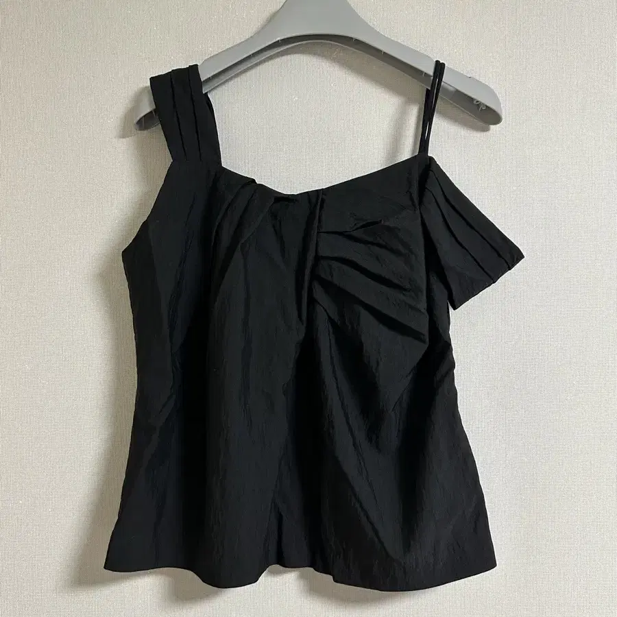 [RE RHEE] 르히 ASYMMETRIC SHOULDER BLOUSE