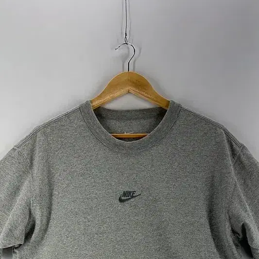 Nike 나이키 프리미엄 에센셜 남성 반팔 티셔츠 100/빈티지홍