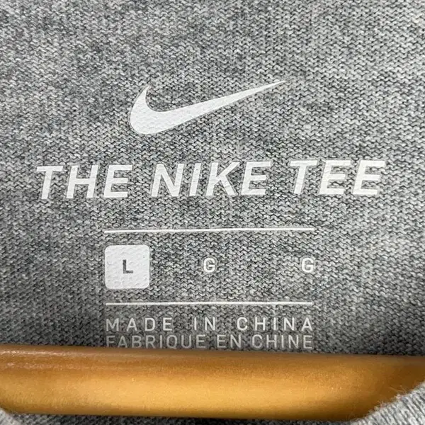 Nike 나이키 프리미엄 에센셜 남성 반팔 티셔츠 100/빈티지홍