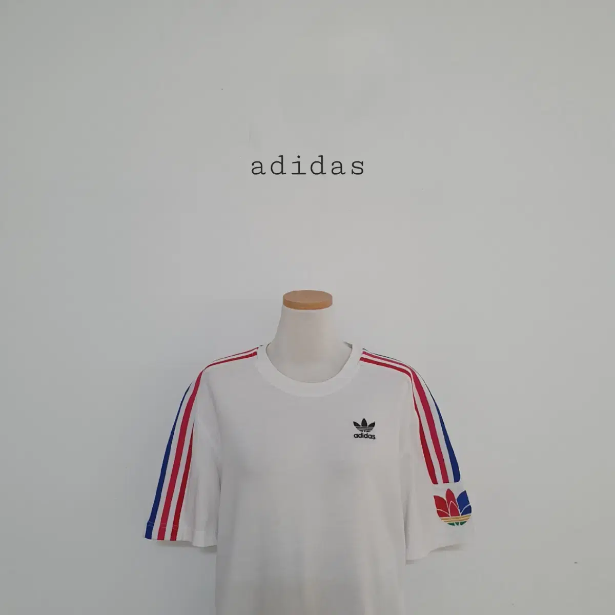 No.24081808 New Adidas Short Sleeve Adidas Three Stripe Short Sleeve White M