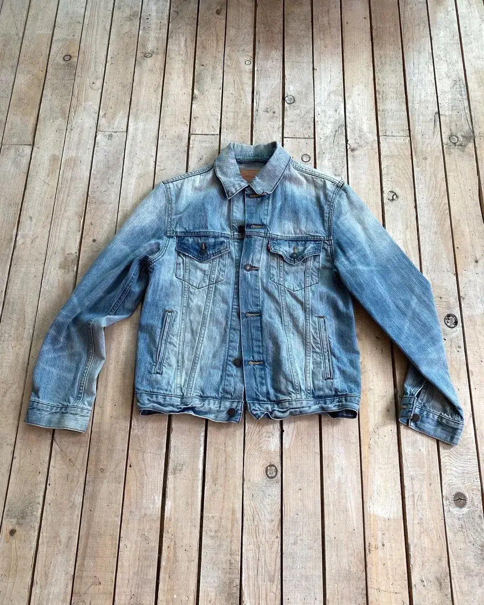 95) Levi's Light Blue Vintage Distressed Denim Jeans Tracker Jacket