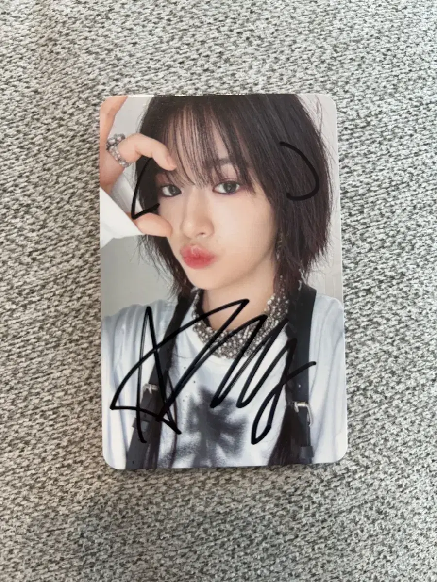 Ahn Yujin sign photocard