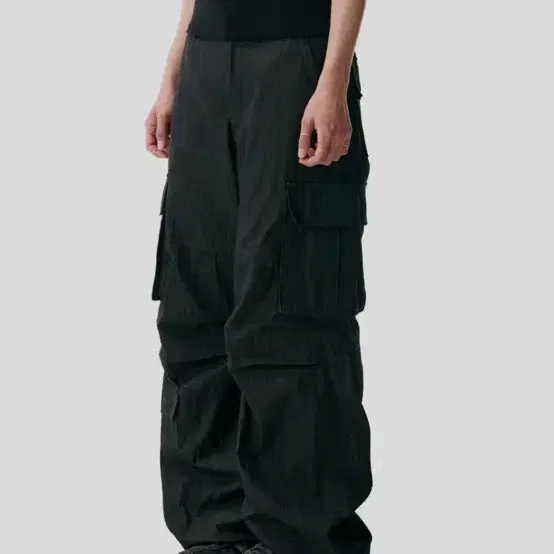 아캄 Textured Side Pocket Cargo Pants 블랙