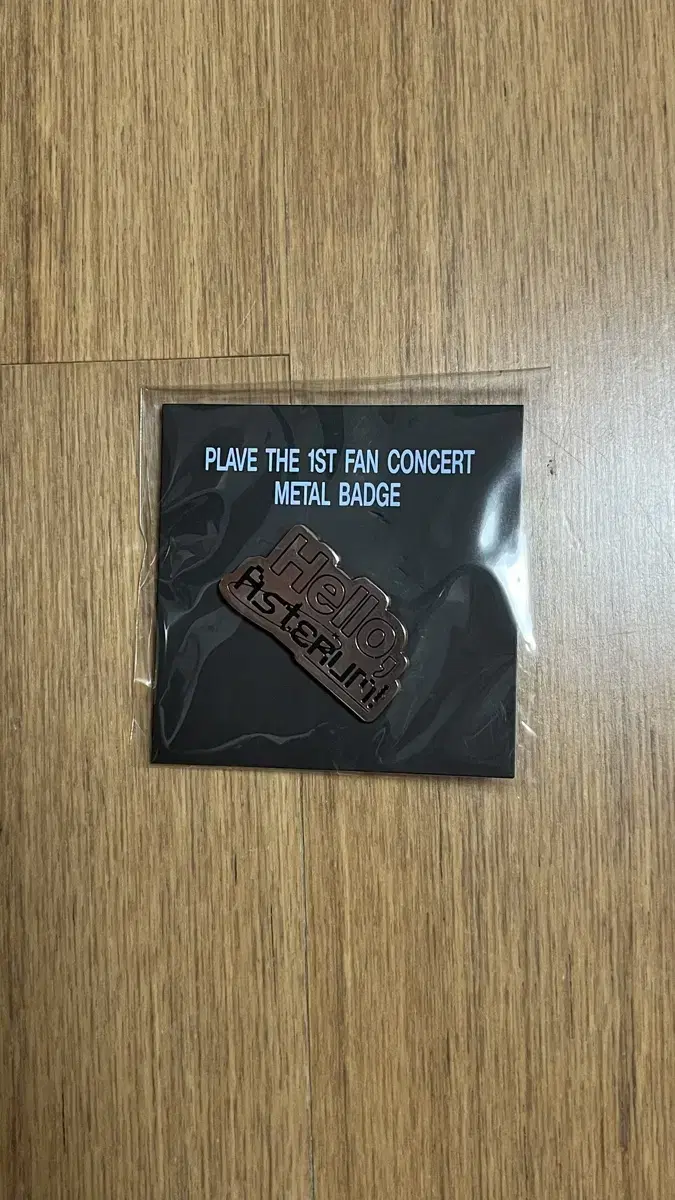 플레이브 1ST FANCON METAL BADGE 미개봉