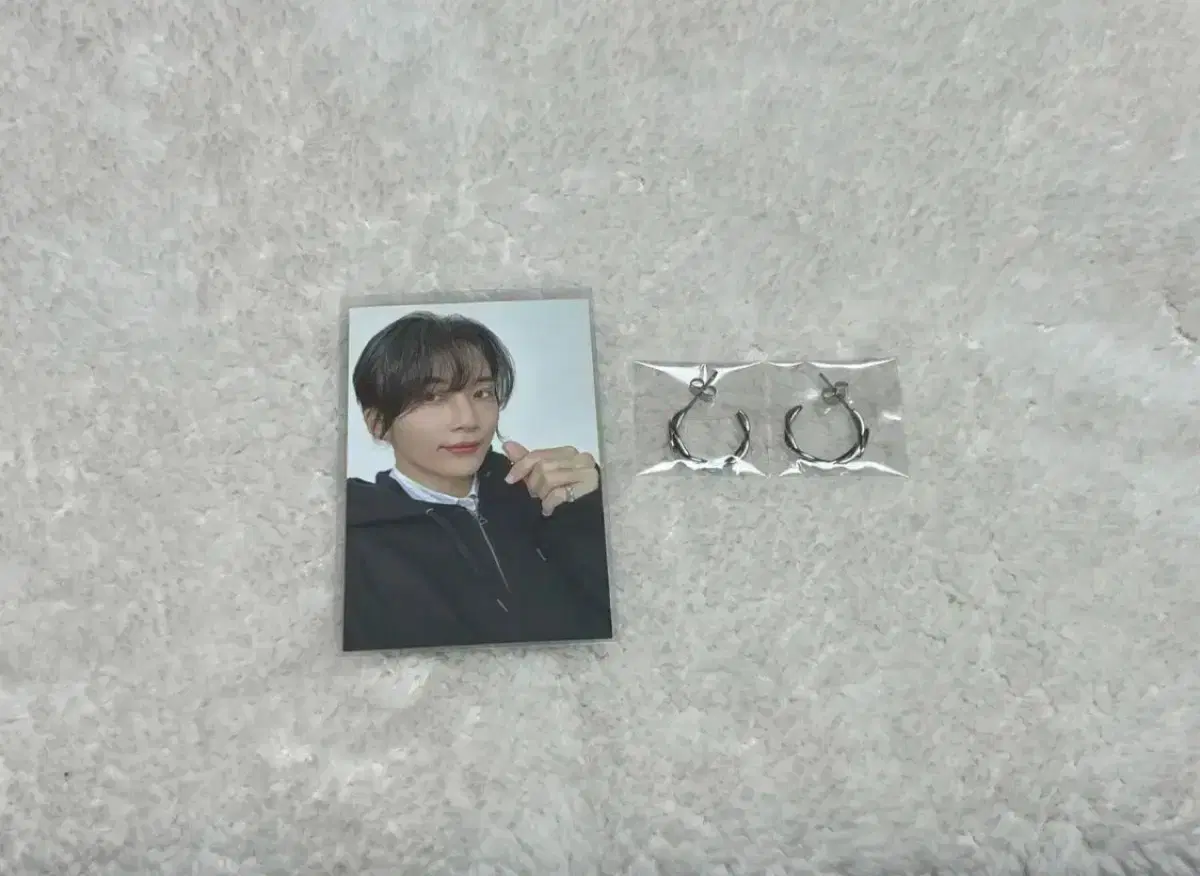 Price down) Tacpo seventeen 8th anniversary earrings photocard for sale!