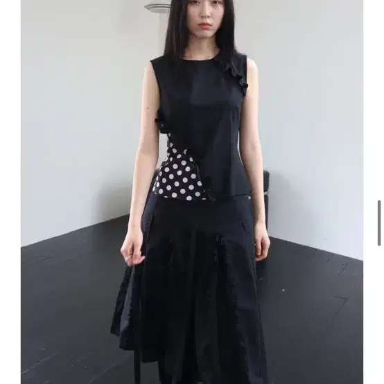 바하윤 DOT RUFFLE SLEEVELESS