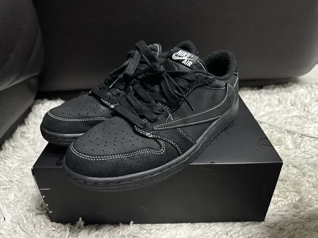 NIKE Jordan 1 x Travis Scott 블랙팬텀