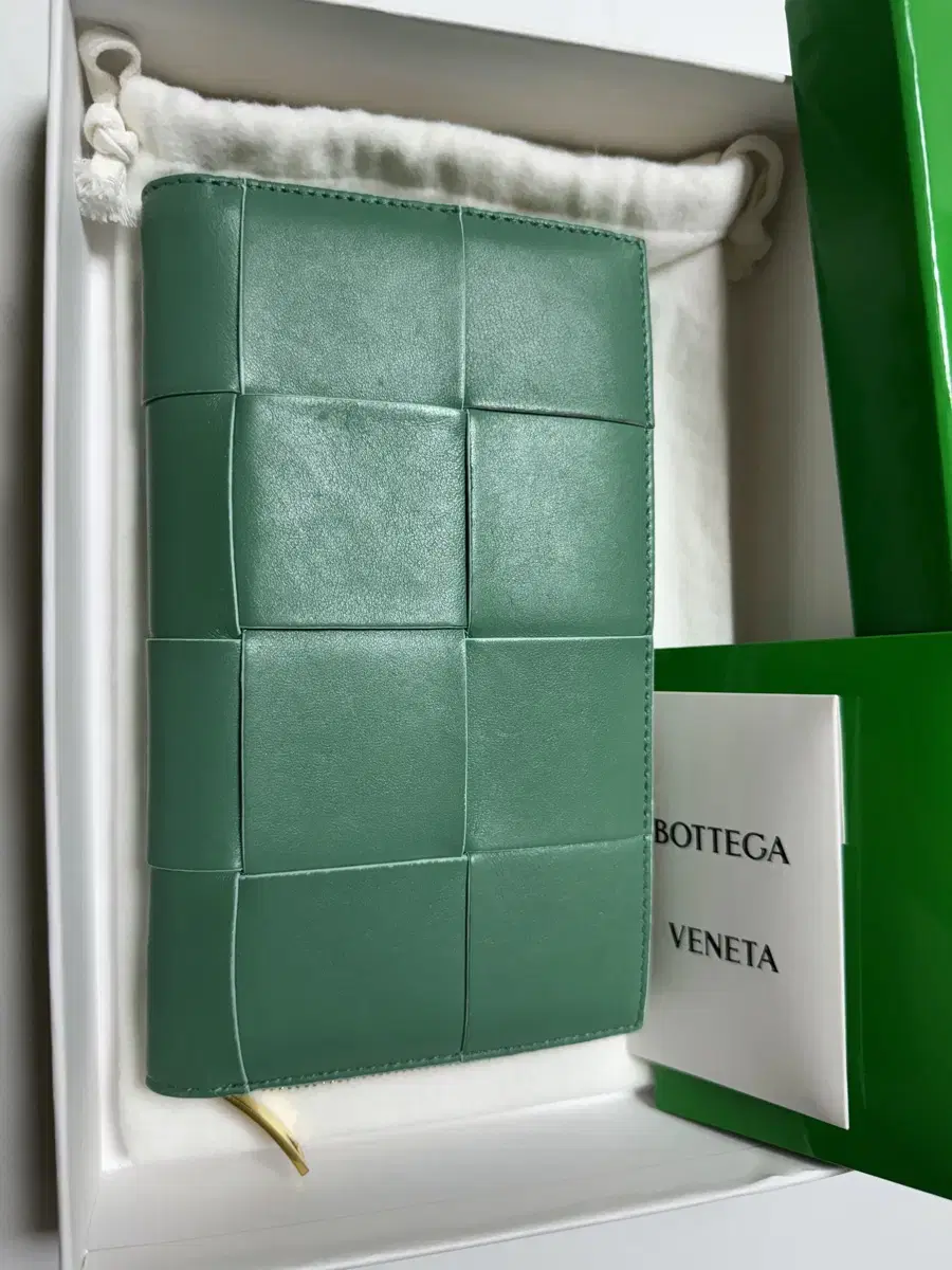 (MSRP $1.6 million) Bottega Veneta Women's Wallet Full Box