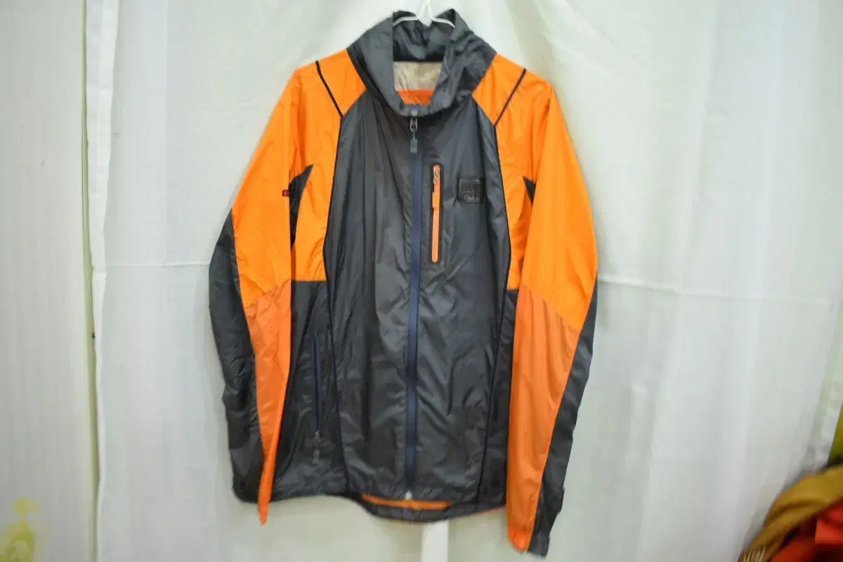 Kolon Sports Men's Windbreaker 100