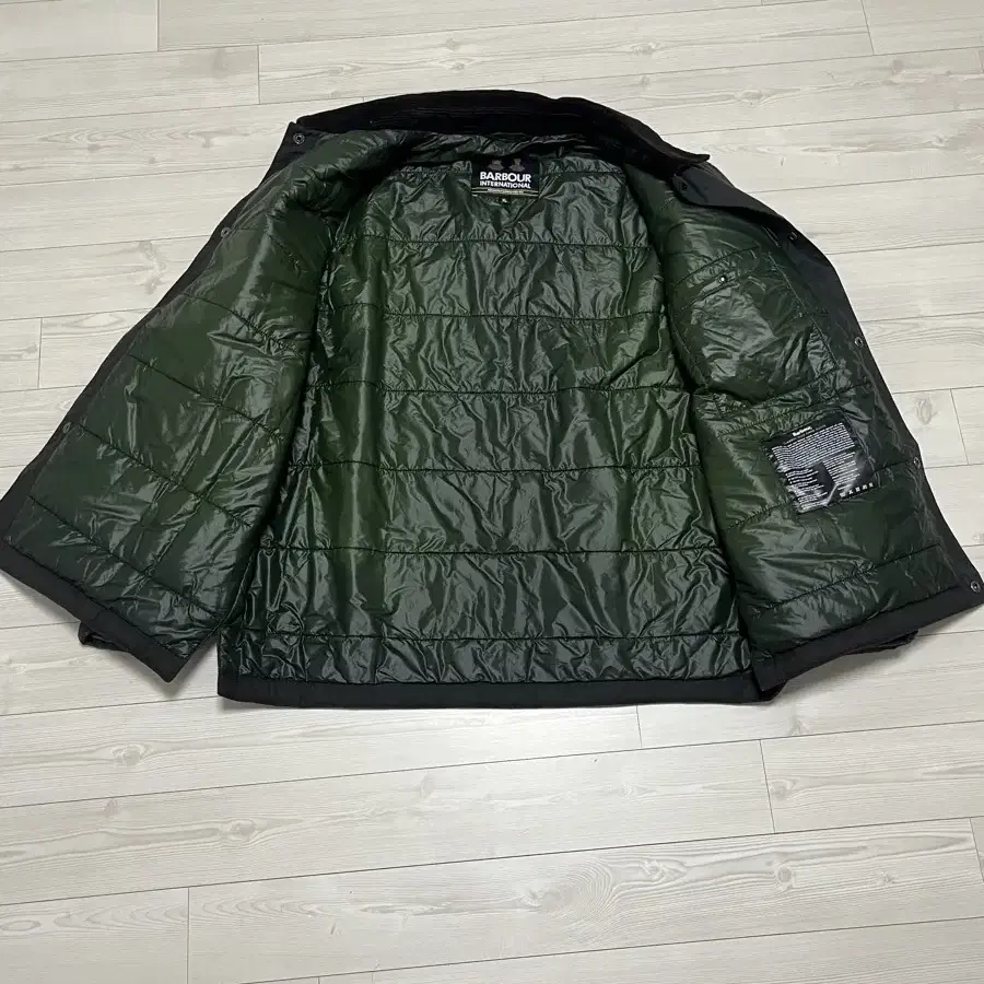 바버 B.Intl Tourer 왁스 자켓 URJU3F043(E3, 카키)