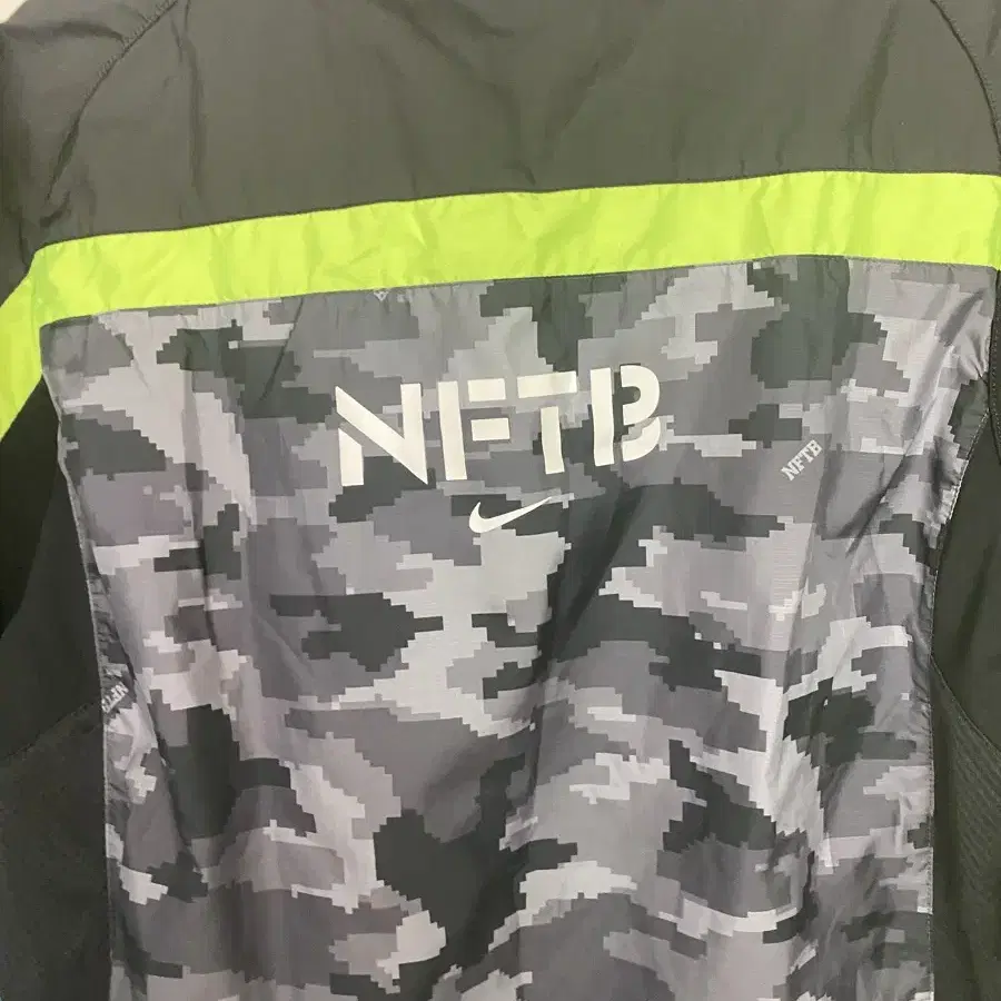 나이키 NFTB 트레이닝 상의