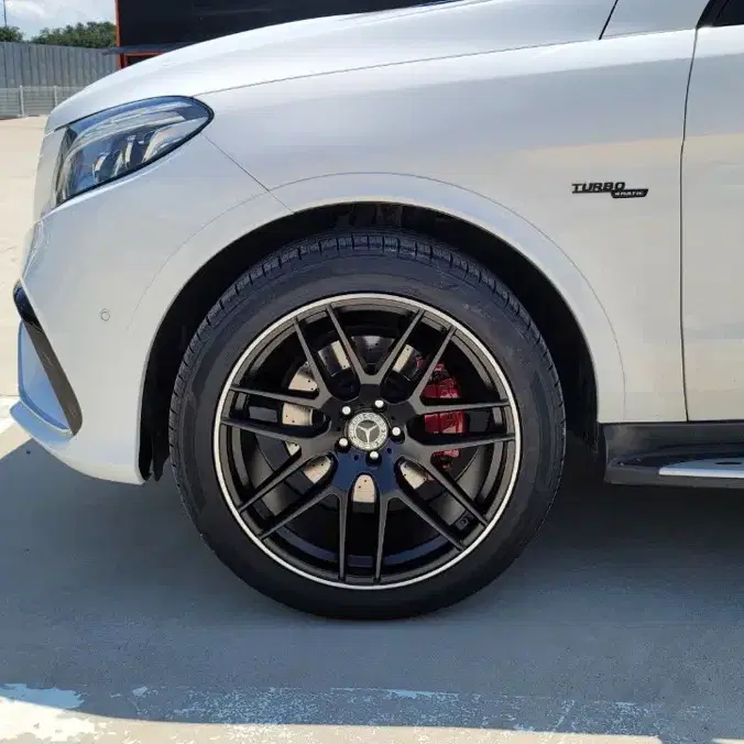 Gle63 amg 휠타이어 세트 팝니다. 타이어 잔존 95% 새거나 같음