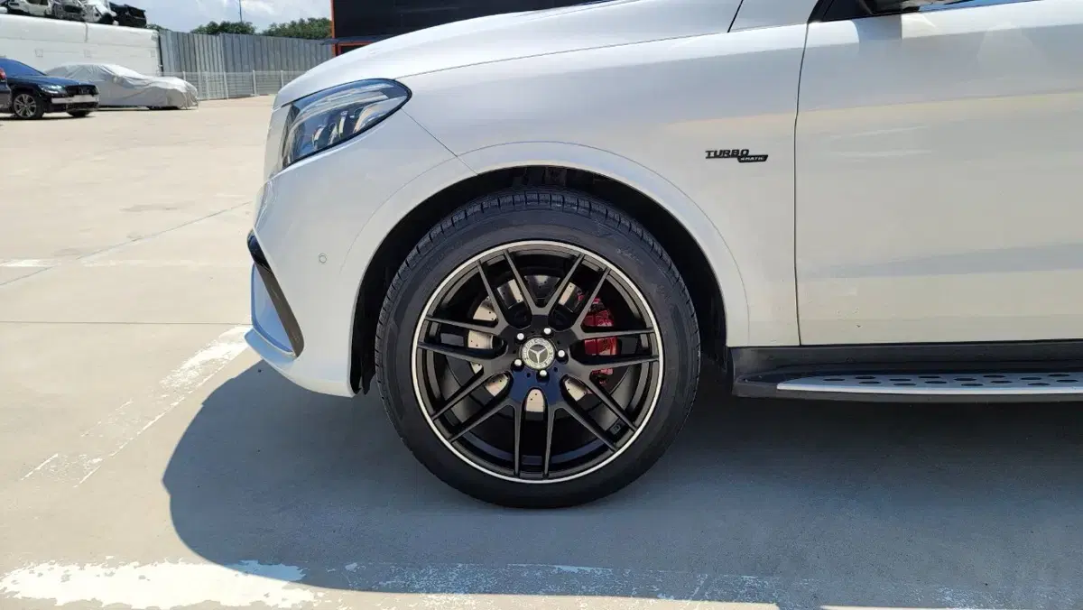 Gle63 amg 휠타이어 세트 팝니다. 타이어 잔존 95% 새거나 같음