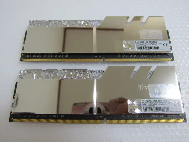 지스킬 DDR4-3200 CL14 TRIDENT 로얄 16G(8Gx2)