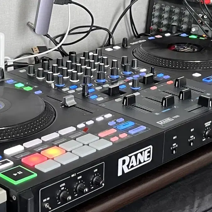 Rane Four 4채널  프로 패셔널 디제이장비 판매합니다.