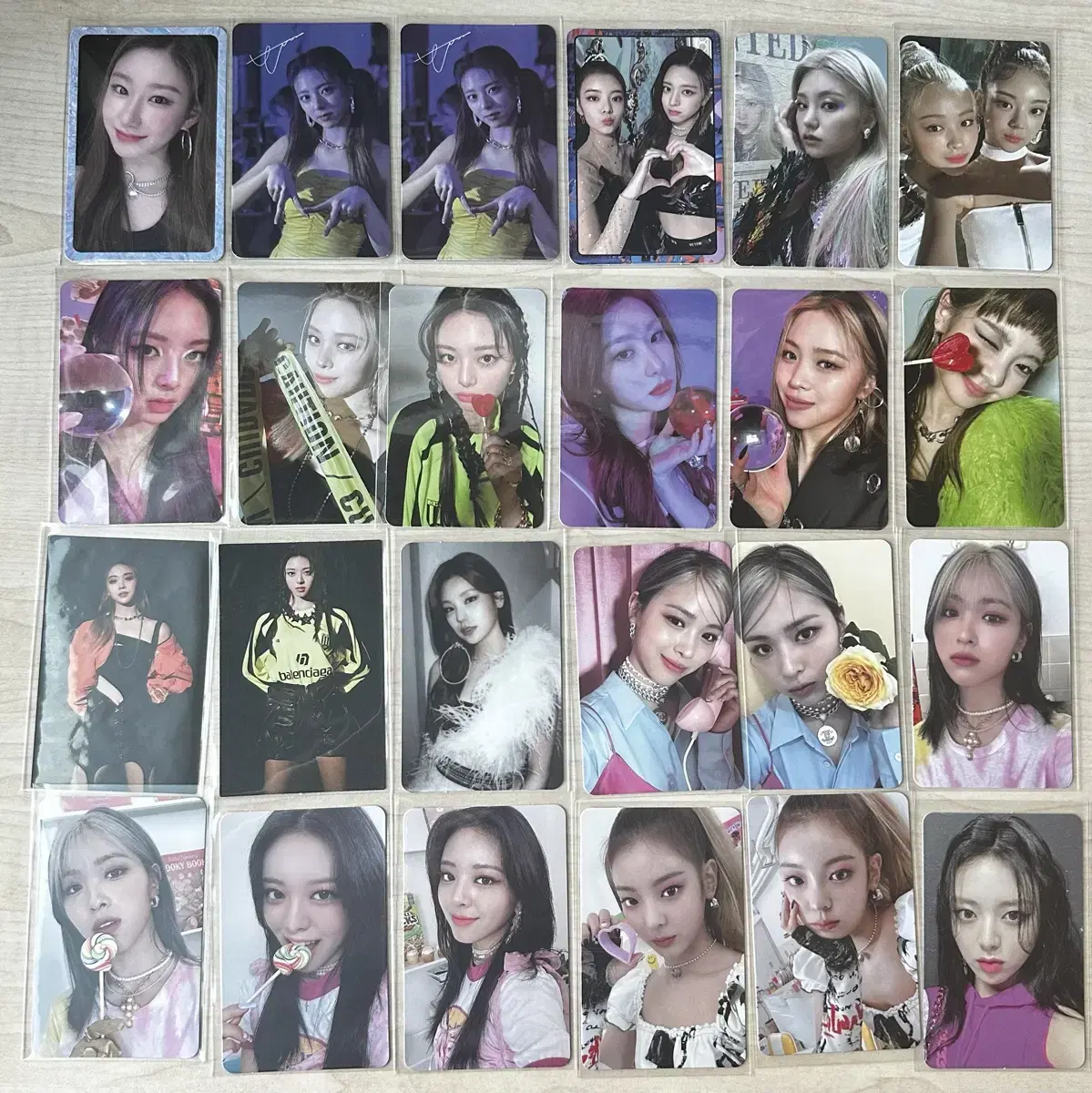 itzy le sserafim album photocard