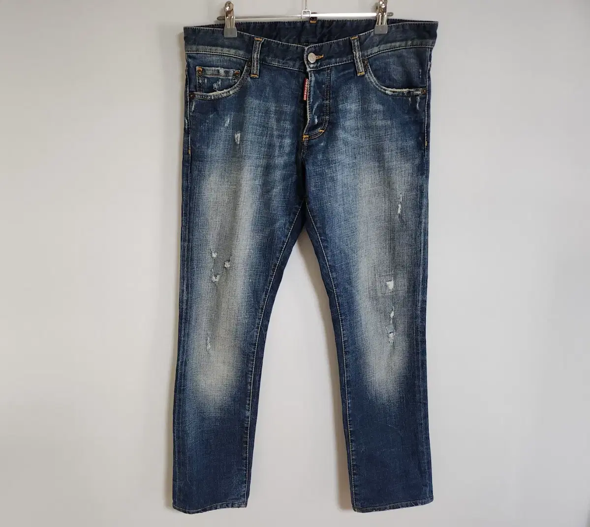 48 Distressed 2 Rust Wash This Back Logo Jeans 71LA0740