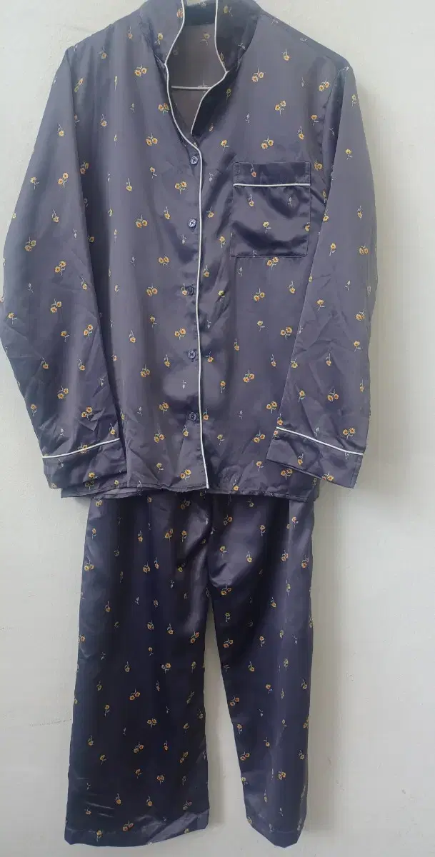 Pajamas set silk feel. Size LUniform 100/Waist 30