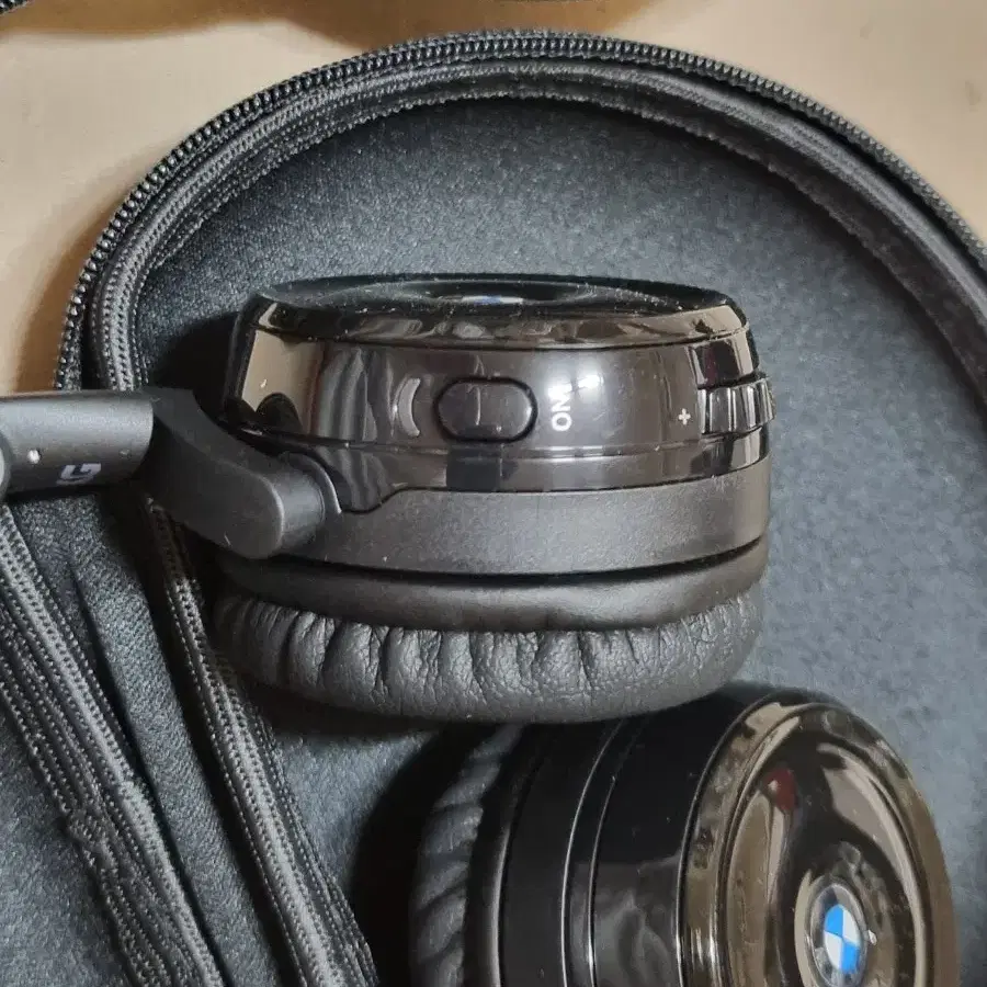 BMW 블루투스 헤드셋 AKG P107 2개 판매합니다.