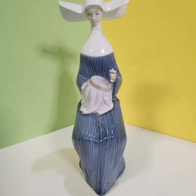 LLADRO 5505  Nun  바느질 하는 수녀