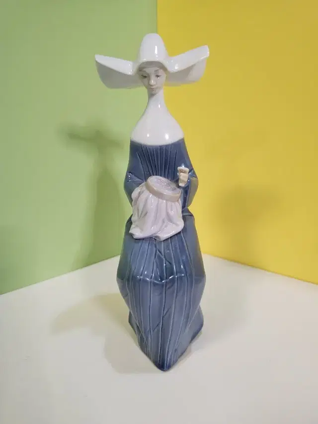 LLADRO 5505  Nun  바느질 하는 수녀