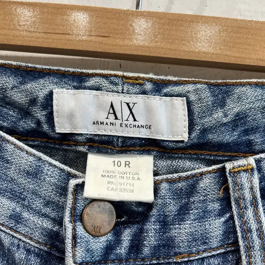 ARMANI EXCHANGE 디스트로이드 부츠컷 데님팬츠 ( made i