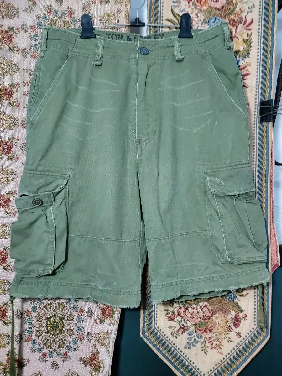 34 Tam & Ashley Damage Vintage Cargo Shorts