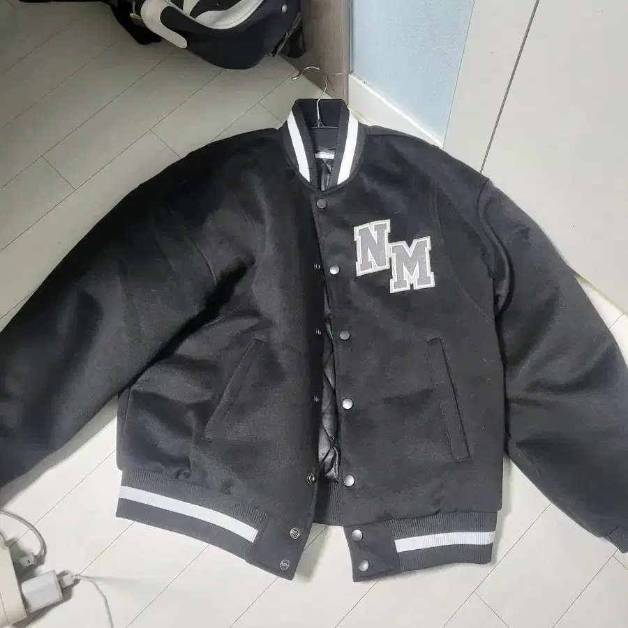 노 메뉴얼 TAYLOR VARSITY JACKET - BLACK