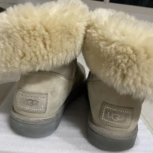 UGG230