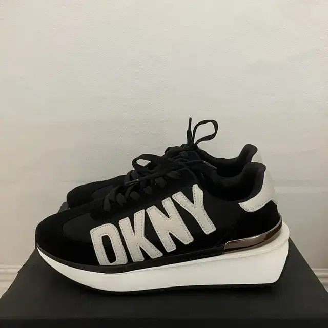 DKNY 운동화 245mm