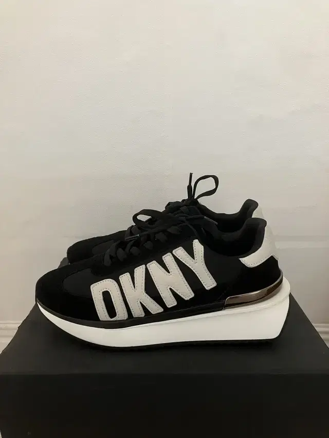 DKNY 운동화 245mm