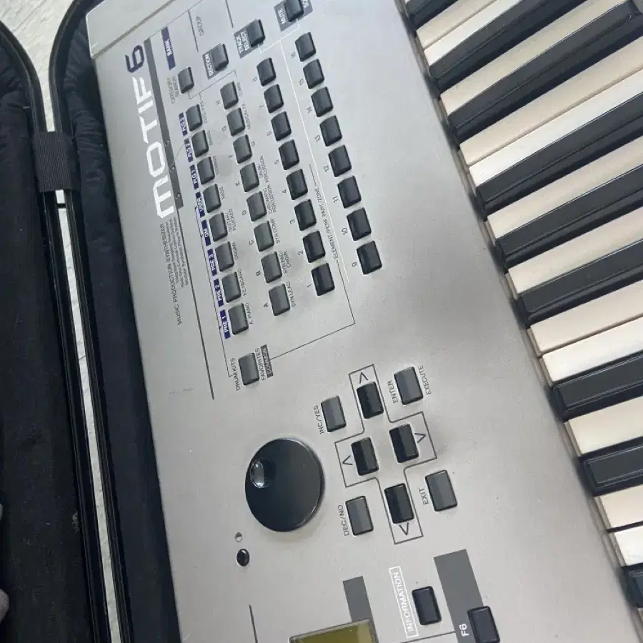 YAMAHA MOTIF6 싸게 판매합니다