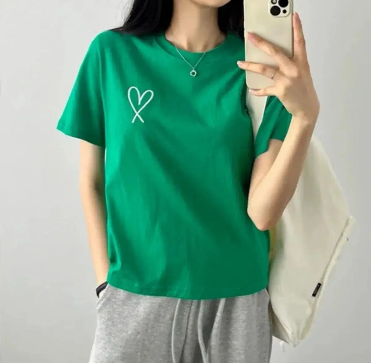 New product) Heart Embroidered Short Sleeve T-Shirt