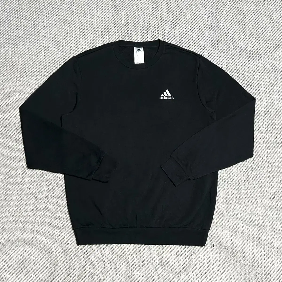 [ M ] adidas adidas Basic Essential Round Black Tops