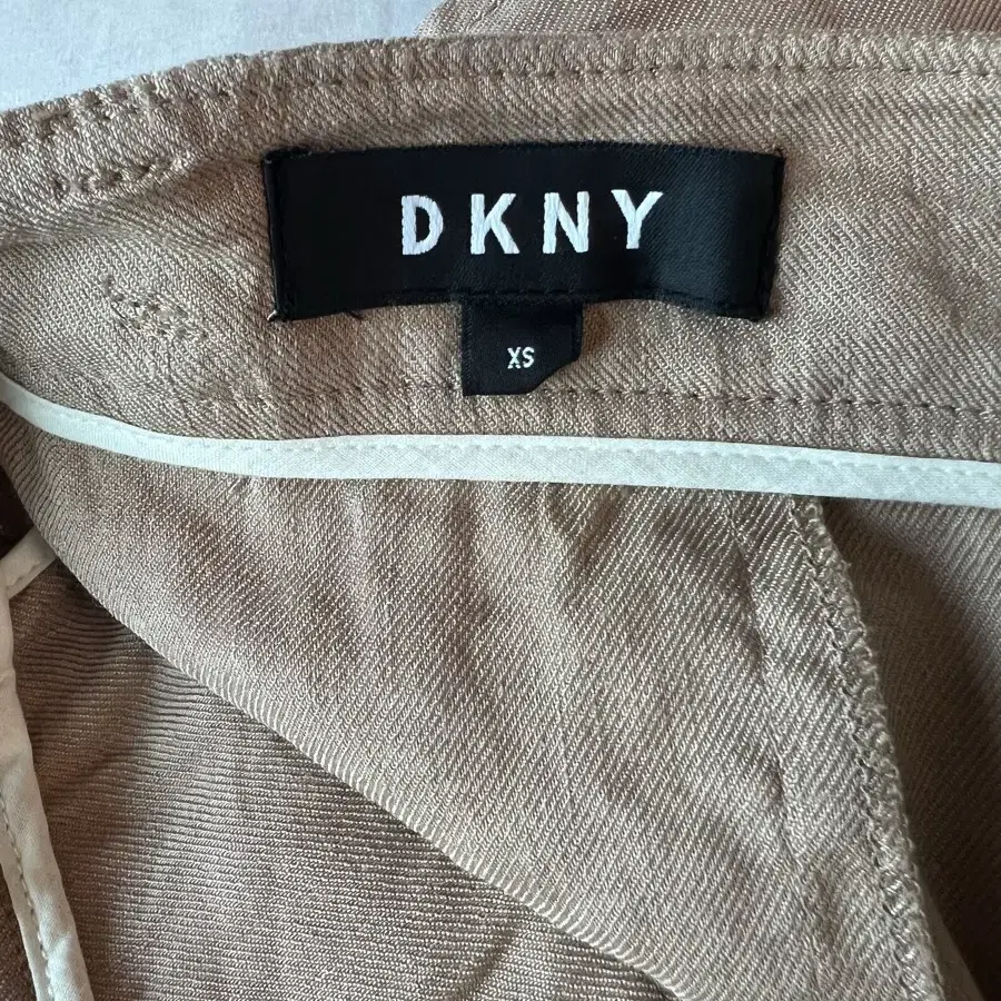 DKNY 베이지 반바지 판매합니다