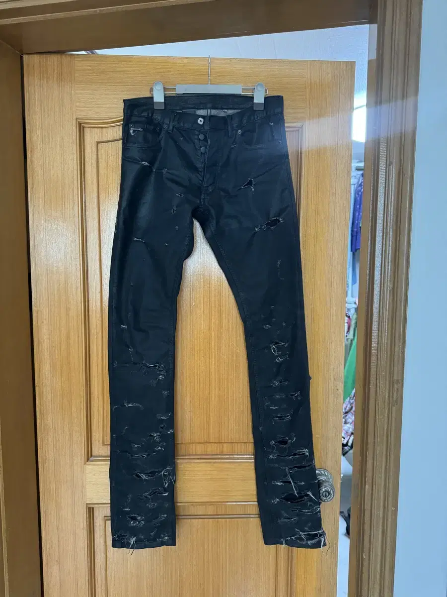 dior 04 destroyed jeans