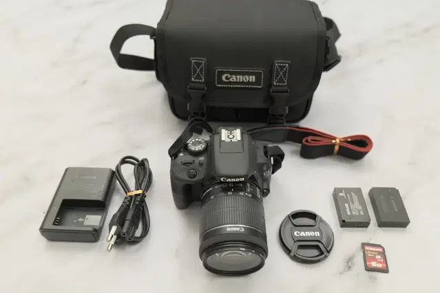 캐논의 아주 작은 DSLR 카메라 EOS 100D 와 18-55 렌즈