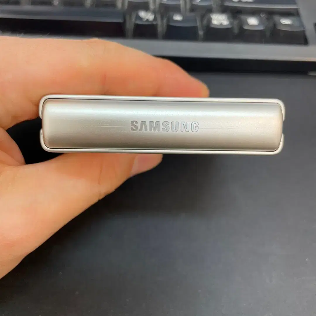 갤럭시Z플립3 크림 256GB 무잔상 상태좋은 중고21만1000원팝니다.