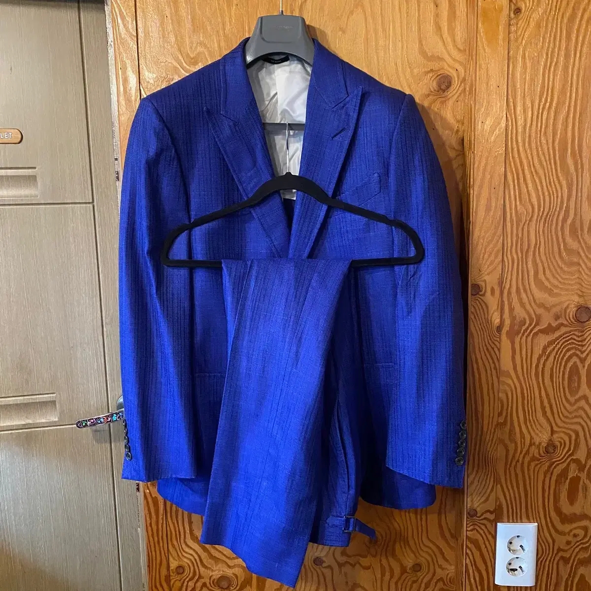 Tom Ford O'Connor yeoreum silk suit sell.