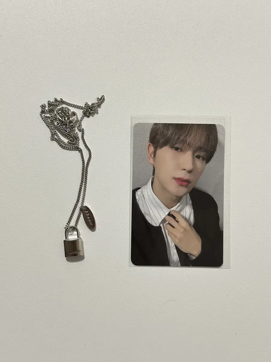 The Boyz pop up Metal Necklace + Hyunjae Photocard