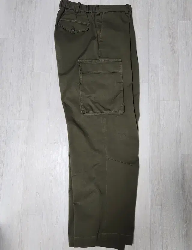 주앙옴므 REVERSE PLEATED CARGO PANTS (KHAKI)